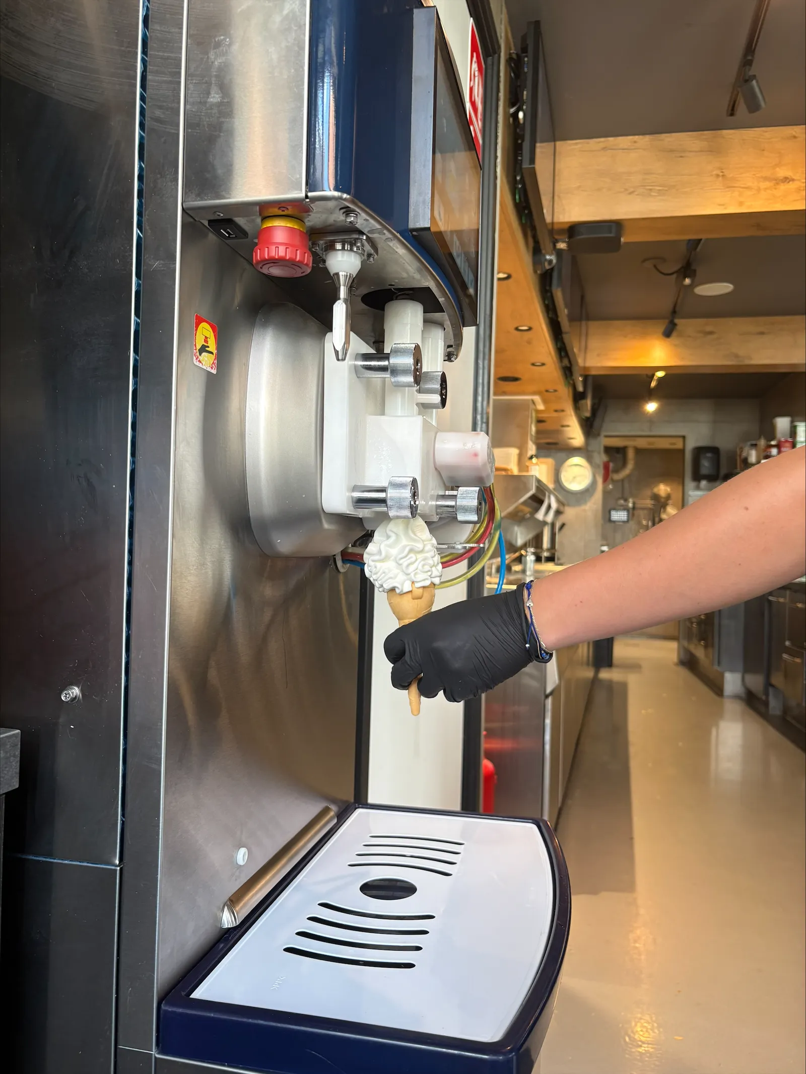 Softijs wordt vers getapt uit de machine in een hoorntje